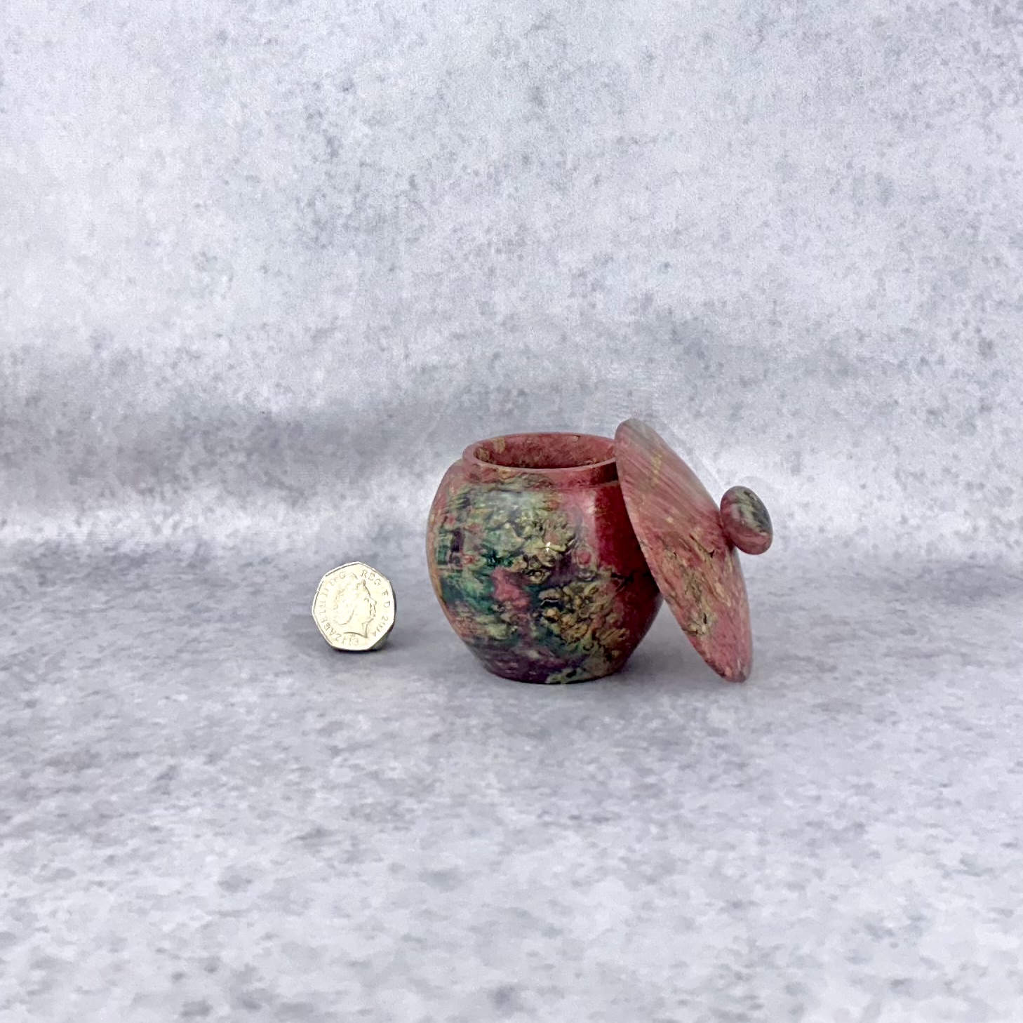 Red and green stabilised maple burl lidded box - Image 4